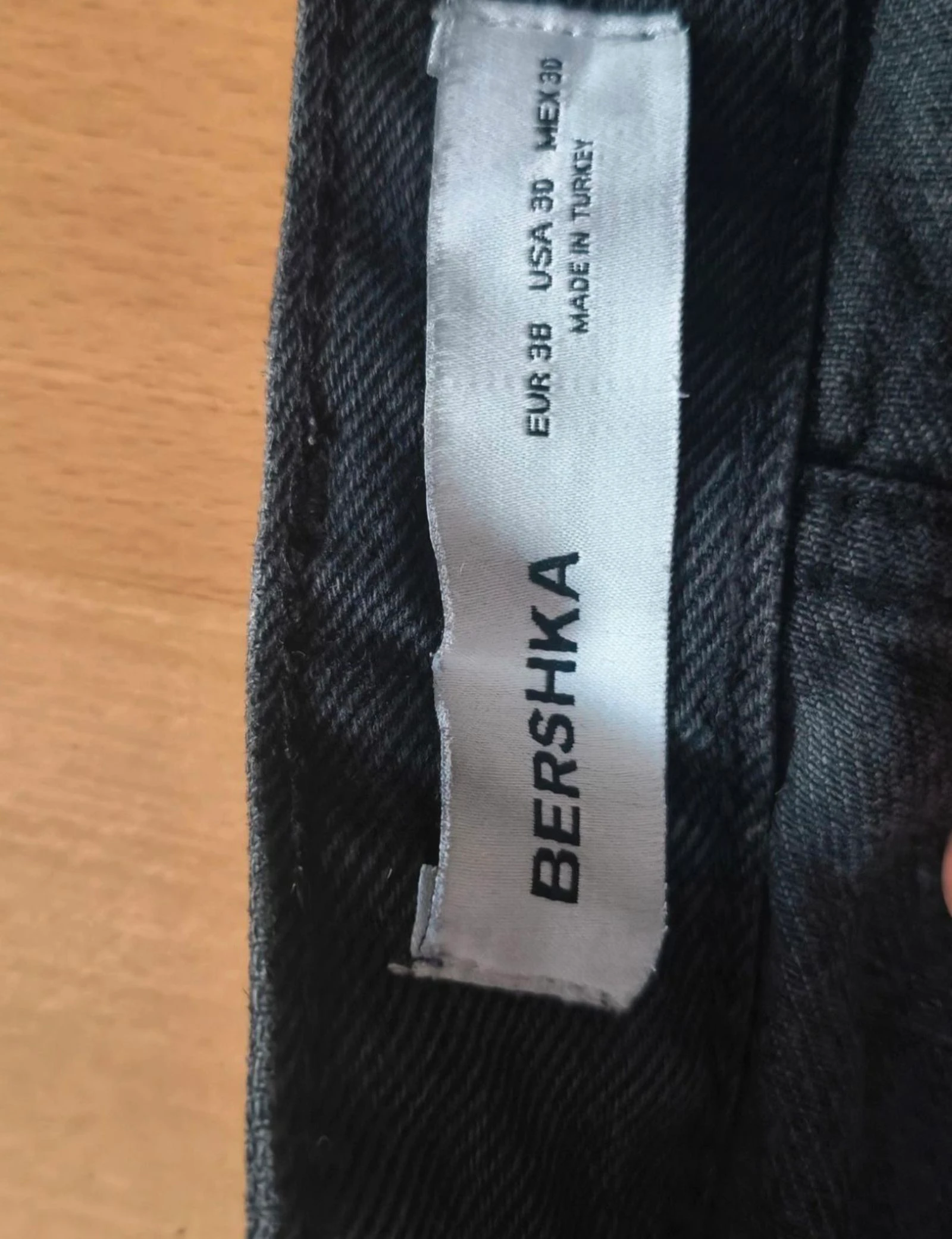 Bershka, short en jean noir déchiré – photo 2